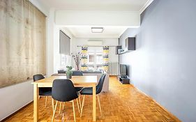 Apartment In The Middle Of Everything
